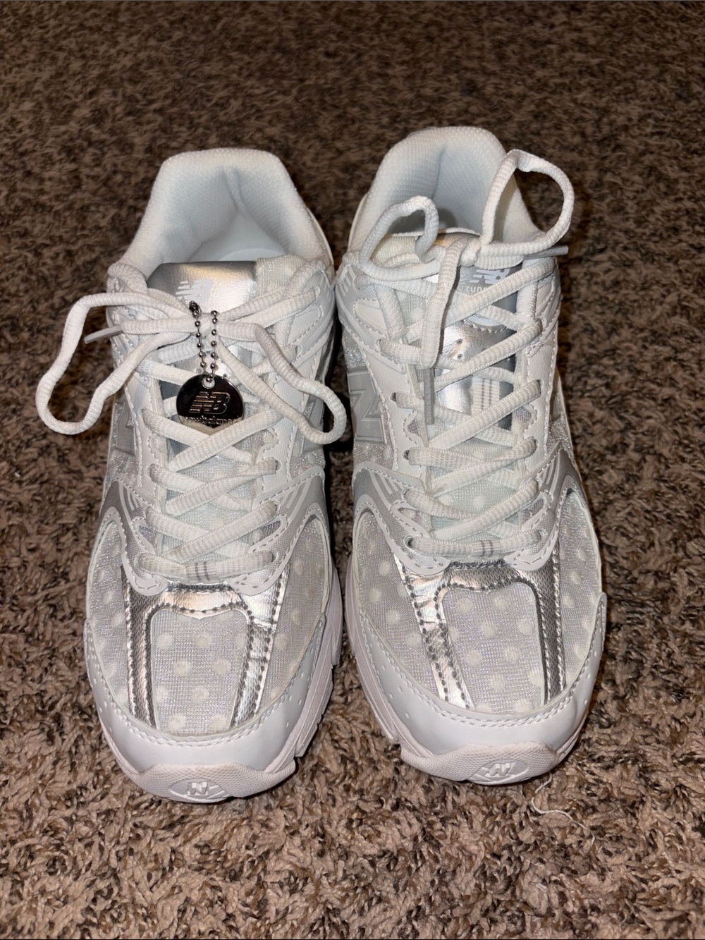 New Balance White and Silver Polka-Dot Athletic Sneakers WOMENS 9 MENS 7.5 - Picture 2 of 9